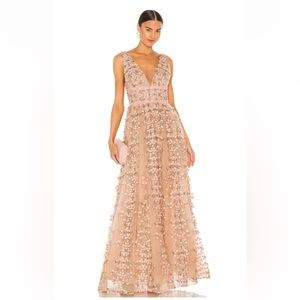 100% poly
Tulle fabric w floral embroidery & lace accents